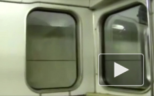 В московском метрополитене поезд сошел с рельсов: вагон разрушен, пострадавших эвакуируют носилками