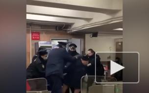 Мужчина умер в московском метро во время задержания