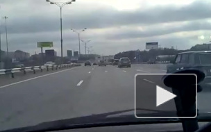 Гопники в кепках обстреляли автомобили на МКАД