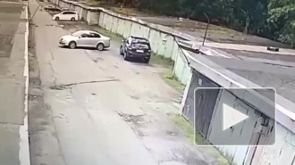 На Стачек петербурженка попыталась заехать в свой гараж, но оказалась  в плену чужого