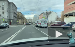 Видео: у Покровской больницы вновь собралась очередь из машин скорой помощи