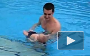 месячный малыш плавает