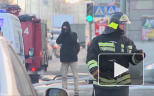 Этой ночью 10 пожарных машин тушили дом в Колпино по повышенному номеру сложности