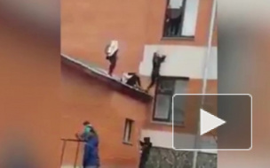 Опубликовано видео падения из окна школьницы в Юрге