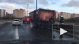 Видео: на юге КАД загорелся кузов грузовика