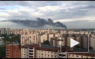 МЧС: В колпинском ангаре горят полимеры