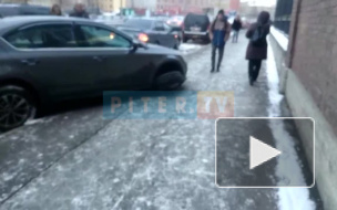 На Обводном канале молодая девушка снесла подвеску своему же автомобилю