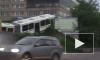 В Петербурге автобус протаранил трамвайную остановку, пострадала женщина