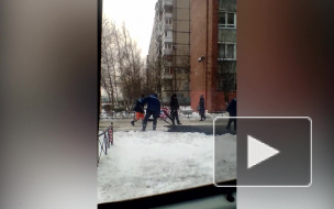 На Ленской улице рабочие положили асфальт прямо на снег