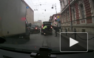 В Петербурге сотрудник ДПС бросил пост и пошел менять колесо девушке