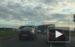 Видео: на Софийской улице перевернулась фура