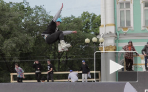 Сегодня в Петербурге на Дворцовой праздновали День молодежи – молодое поколение отрывалось по полной