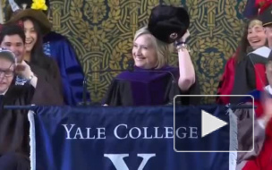 Видео: Хилари Клинтон вышла к выпускникам Йельского университета с шапкой-ушанкой