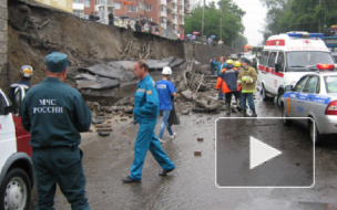 В Красноярске на дорогу рухнула стена путепровода, двое погибли В Красноярске на дорогу рухнула стена путепровода, двое погибли