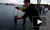 Видео: петербуржец решил подзаработать на "рыбалке" у Петропавловской крепости