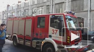 В центре Петербурга ветер снёс крышу здания. На место выехали сотрудники МЧС