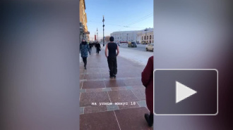 На Невском проспекте заметили "горячего" парня без верхней одежды