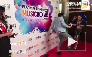 Драка на Music Box 2017 между Алиной Ян и телеведущим попала в объективы камер