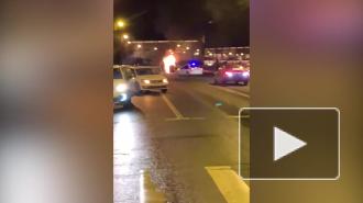 После столкновения на скорости со столбом на Кронверкской набережной иномарка оказалась в огне