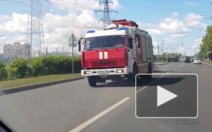 На Петергофском шоссе на ходу загорелся мусоровоз