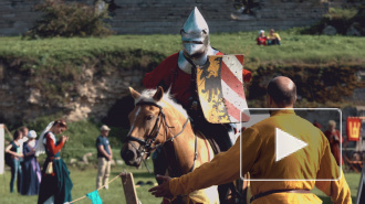 Доспехи, мечи, щепки во все стороны: Ивангородскую крепость захватили рыцари