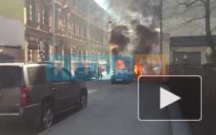 Видео: на Колпинской улице сгорела иномарка