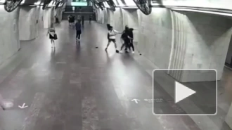 В московском метро мужчина избил иностранца за нежелание общаться