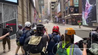 В Гонконге полиция применила "перечные" шарики для разгона протестующих