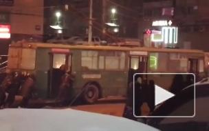 Дружное видео из Новосибирска: Пассажирам пришлось толкать троллейбус, чтобы доехать