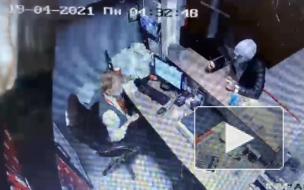 Разбойное нападение на букмекерскую контору на Караваевской попало на видео
