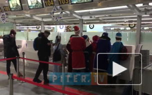 В Пулково несколько Дедов Морозов и Снегурочек бесплатно улетели рейсами "Победы"