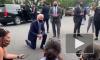 Джо Байден преклонил колено перед протестующими в Скрантоне