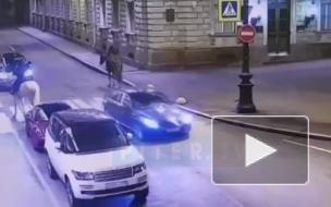 В центре Петербурга между девушками на лошадях и охранниками произошел конфликт