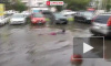Видео: в Челябинске мужчина переплыл лужу на парковке