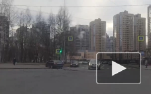 "Мерседес" выкинуло на тротуар после столкновения с другим авто на проспекте Просвещения