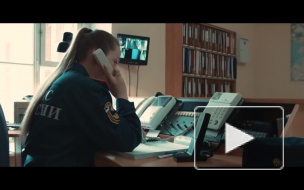 Спасатели МЧС поздравили петербурженок с наступающим женским днем