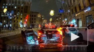 Курьер угрожал топором таксисту с пассажиркой в центре Петербурга