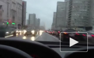Видео: лихач объезжает пробку по выделенке в Москве