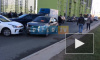 Видео: На Муринской дороге машины объезжают ДТП по тротуару