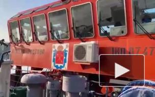 Ледокол "Невская застава" предотвращает затопление берегов и выход людей на лед