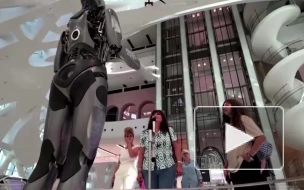 В дубайском Музее будущего гостей встречает робот-гуманоид по имени Амека