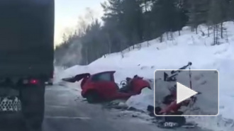 Видео: В Мурманской области на трассе "Кола" в ДТП с грузовиком легковушку разорвало на части 