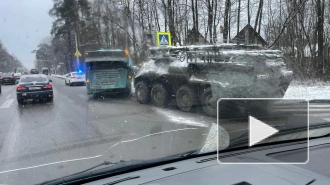 В Петербурге БТР врезался в пассажирский автобус