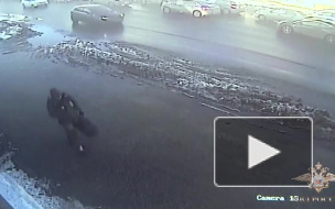 Видео из Тамбова: мужчина похитил 30 миллионов рублей, половину из которых обронил на тротуар