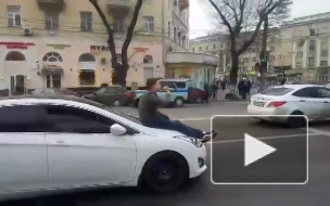 Видео: в Воронеже мужчина проехался на капоте автомобиля с бутылкой пива