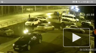 Видео: на парковке в Воронеже неизвестные поджгли машину