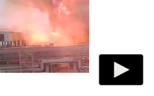 Очевидцы запечатлели на видео страшный пожар на заводе в Буденновске