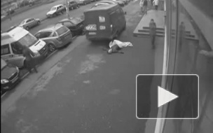 Жуткое ДТП в Петербурге: машина переехала покойника на тротуаре