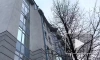 Петербуржец шваброй пытался сбить снег с крыши на Петроградке