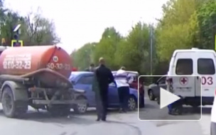 Видео из Рязани: трассу не поделили "скорая", две легковушка и грузовик
